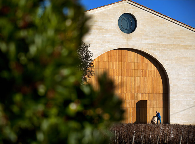 <p>La porte monumentale du nouveau cuvier de Château Mouton Rothschild.</p>
