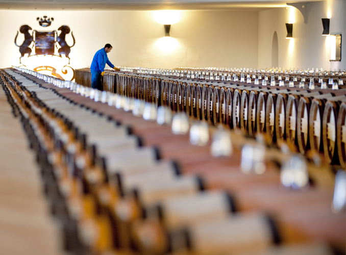 <p>Construction of the Grand Chai (Great Barrel Hall) was completed in 1926. 100 metres long and 25 metres wide, the avant-garde building can hold up to 1,000 oak casks on a single level. Its bold and beautiful architecture make an immediate impression on visitors.</p>
