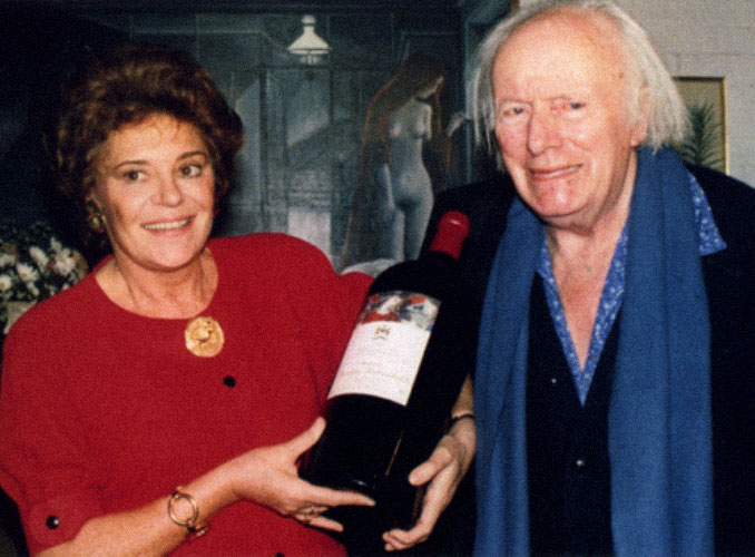 <p>La baronne Philippine de Rothschild avec le peintre Paul Delvaux, créateur de l’étiquette de Château Mouton Rothschild 1985.</p>
