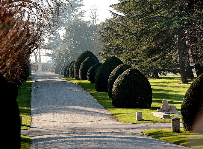 <p>Pathway leading to the obelisk.</p>
