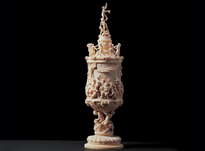 <p><b>Ceremonial welcome cup or ‘<em>Wiederkomm</em>‘<br />
</b>Antoni Leoni (active in Düsseldorf 1704-1715)<br />
Signed on the base: “ANTONI LEONI VENET. F.”<br />
Ivory – Height 61.5 cm<br />
Germanic countries – Düsseldorf – c. 1710</p>
