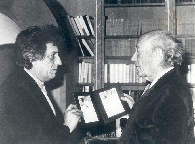 <p>Baron Philippe de Rothschild with Jean-Paul Riopelle. For the 1978 Mouton Rothschild label, Riopelle prepared two designs: it was impossible to choose between them, and each was therefore used for half the vintage.</p>
