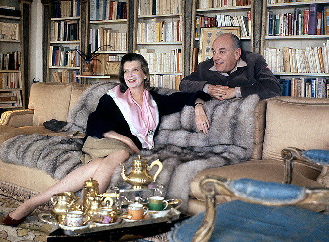 <p>Le baron Philippe de Rothschild en compagnie de sa seconde épouse la baronne Pauline (1908-1976), née Fairfax Potter et issue d’une famille d’Américains aisés de Philadelphie. Personnalité exceptionnelle par son goût et son originalité, elle a longtemps été créatrice de mode pour la haute société à New York et à Paris. Elle était aussi femme de lettres, et après son mariage avec le baron Philippe en 1954, elle l’a aidé dans sa traduction des pièces de Christopher Fry et de poésies élisabéthaines, ainsi que pour la conception du Musée du Vin dans l’Art.</p>
