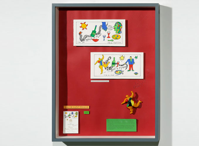 <p><strong>1997 <b>妮姬·德·圣·法勒（</b>Niki de Saint-Phalle）</strong></p>
<p>妮姬·德·圣·法勒为木桐堡构思的酒标，寓意为餐桌上的狂欢作乐：太阳照在盘子上，阳光穿过贪吃的嘴和伸出的手；那条出自圣经的“妮姬之物”——诱惑者蛇，斜穿过画面；但这条邪恶的蛇，更喜欢美酒，它献给夏娃的不是传说中的苹果，而是一瓶葡萄酒——无疑是1997年份的罗思柴尔德木桐酒。</p>
