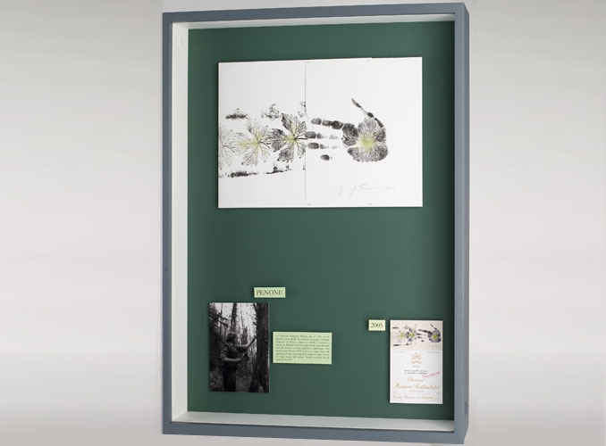 <p><strong>2005年　ペノーネ</strong></p>
<p>ペノーネの作品は多くの有名美術館に展示されているが、今でも進化の途上にあり、2004年には、記念すべき回顧展がパリのポンビドゥー・センターで開催されている。</p>
<p>2005年ムートン・ロルシルドのラベルを飾る作品には、ヴィニュロンの「main verte（草木を育てる力のある手）」が描かれている。ブドウの葉が生き生きと伸びていく様子。飲み手の開かれた指。ムートンが注がれたグラスに触れると、その手はすっと閉じられるだろう。</p>
