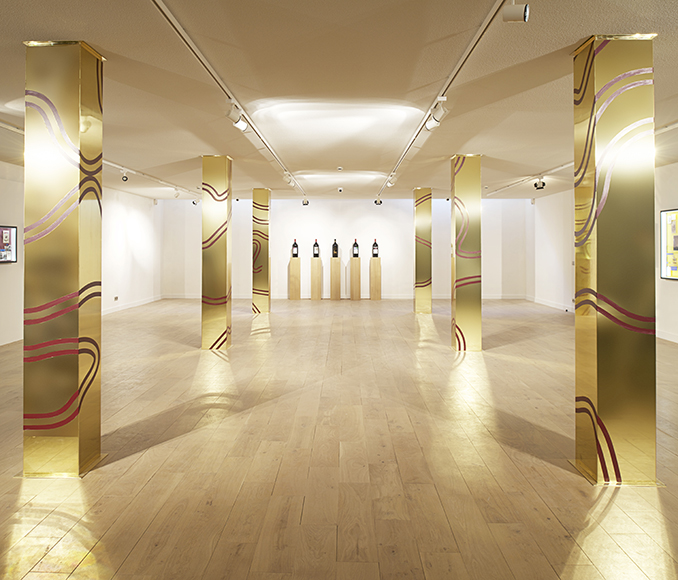 <p>ギ・ド・ルージュモンの手による円柱が空間にリズムをつける、「芸術とワインラベル」展示スペース</p>
