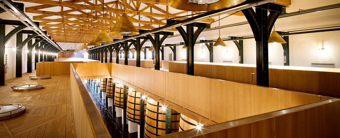 Built on two levels linked by elegant metal pillars, the Vat Room harmoniously combines wood and steel