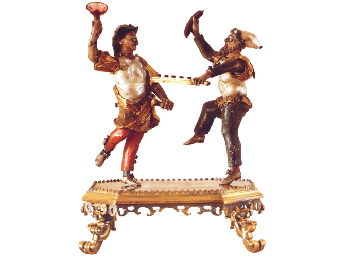 <p><b>Deux personnages de la <em>commedia dell’arte</em> </b> Entourage de Johann Melchior Dinglinger (1664-1731) Vermeil et argent avec décor émaillé, perles, calcédoine et diamant – Hauteur 11,5 cm Probablement Pays germaniques – Provenance : Catherine II de Russie Début XVIII<sup>e</sup> siècle</p>
