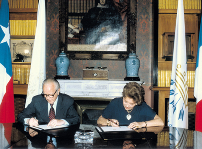 <p>フィリピーヌ・ド・ロスシルド男爵夫人とエドゥアルド・ギリサスティ・タグレ氏、コンチャ・イ・トロ社会長。1997年、アルマヴィーヴァ誕生合意文書に署名。</p>
