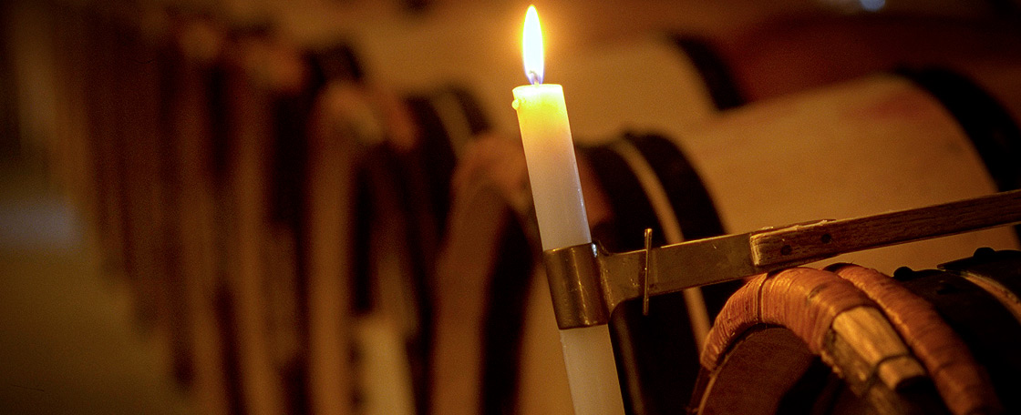 Racking involves transferring the wine from one cask into another in order to separate the liquid from the deposit (the lees). The repeated process gives an increasingly clear and glittering wine. 