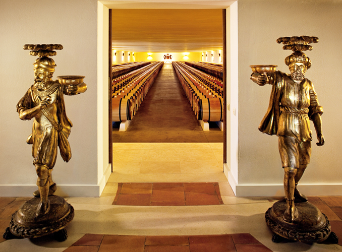 chai-statues - Château Mouton Rothschild