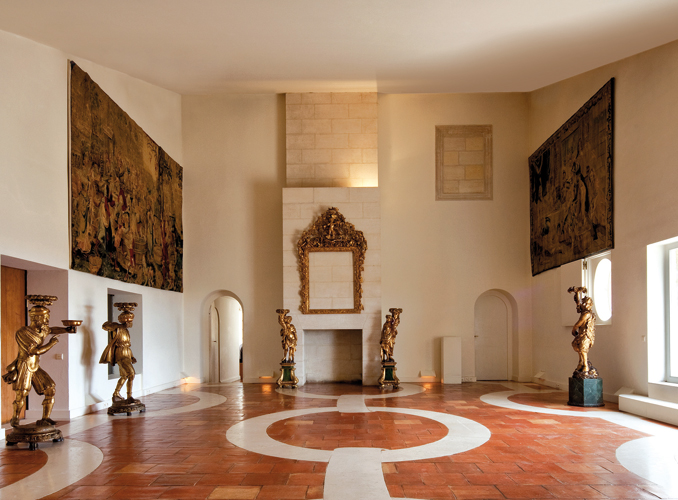 <p>The Ramp Room with its sloping ceiling, its statues and its tapestries.</p>
